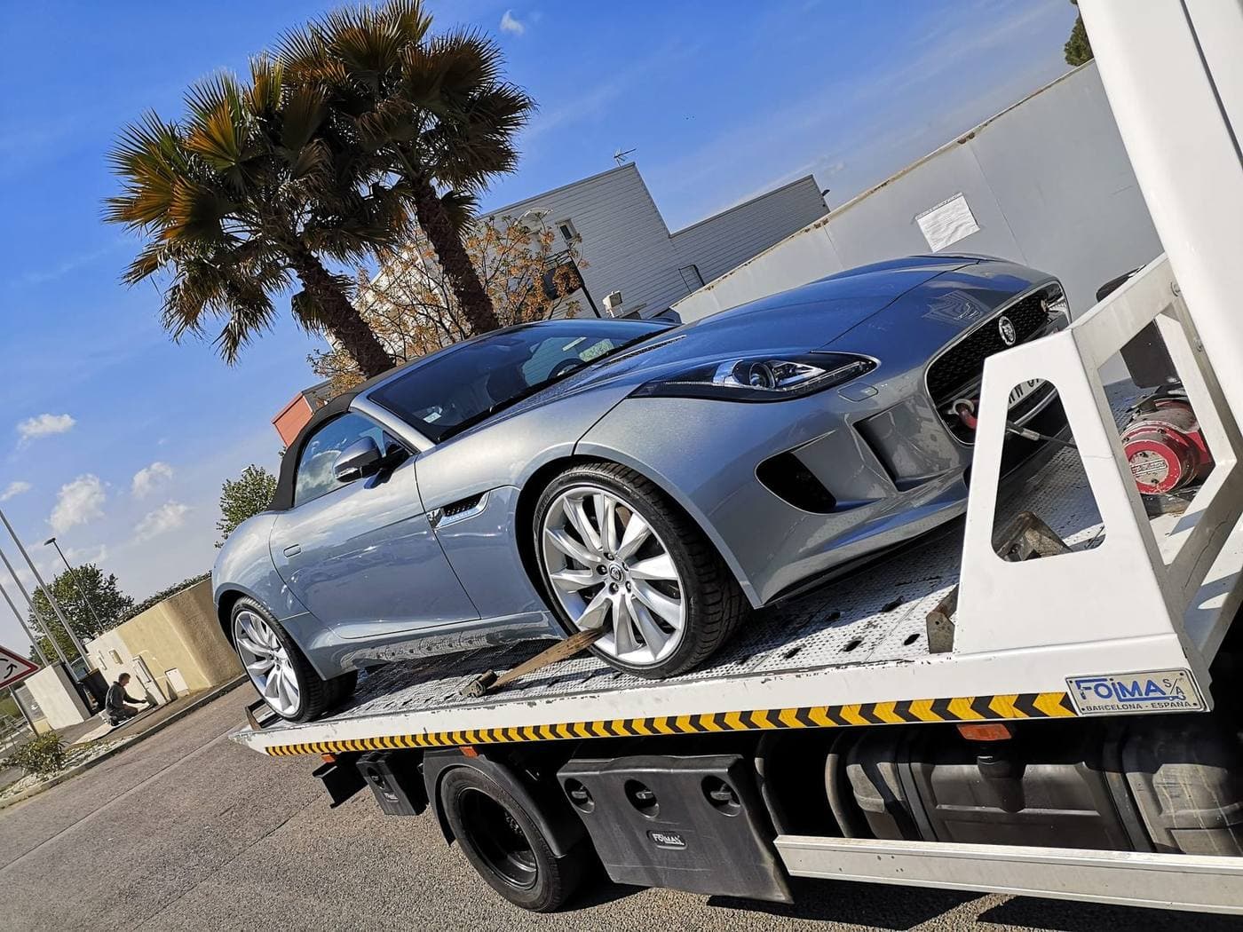 Coupé chargé sur le plateau d’un dépanneur partenaire, sanglé par les roues